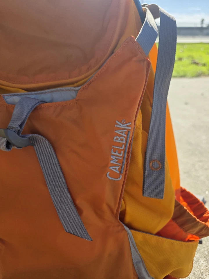 Mochila de hidratação CamelBak laranja/amarela mochila de caminhada – Usado - Imagem 3 de 4