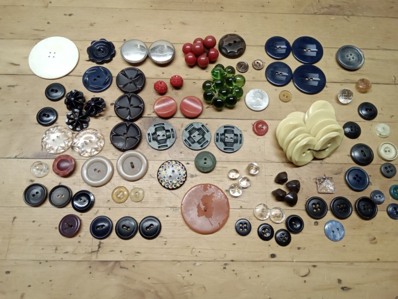 Lot Vintage 75+ Buttons Lucite Celluloid Plastic  Metal