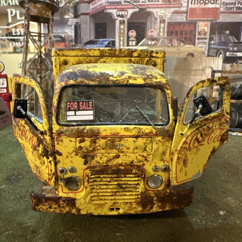 1955 White Coca Cola Stright Truck - Barn Find Cars- 1:24 DIECAST - Danbury Mint - Image 2 of 4