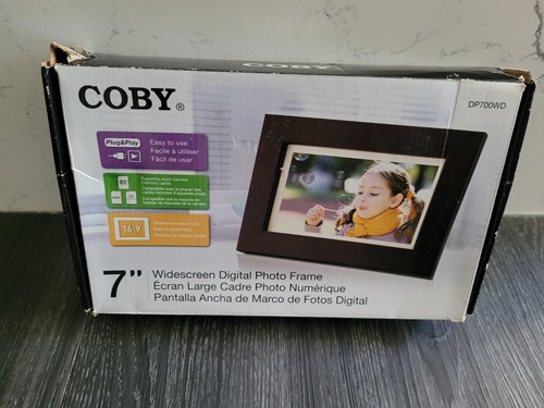 Coby DP700WD 7" Widescreen Digital Picture Frame. Tested & Works! Good Condition - Afbeelding 1 van 3