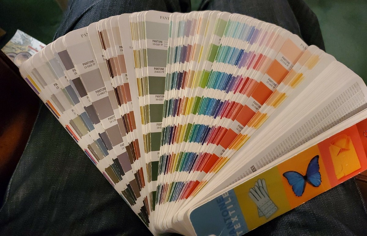 PANTONE 色見本　solid coated & uncoated PANTONE 色見本 solid coated & uncoated NEW PANTONE Color