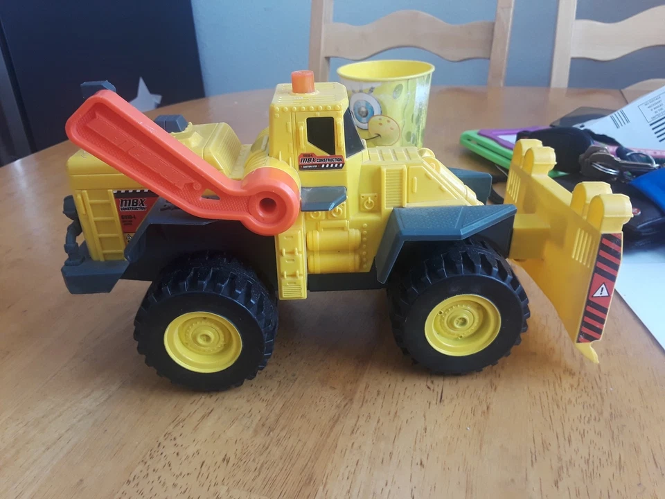 2011 MATCHBOX JUMBO POWER SHIFT BULLDOZER, 11" LONG, LIGHT AND SOUND - Imagem 2 de 4