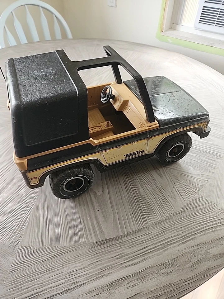 Rueda de neumático extraíble Tonka Bronco MR-970 vintage años 70 con neumático y lata de gasolina. Foto 4 de 4