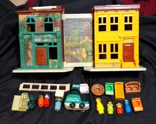 Vintage 1974 Fisher Price Sesame Street House Little People Play Family 16 Piece