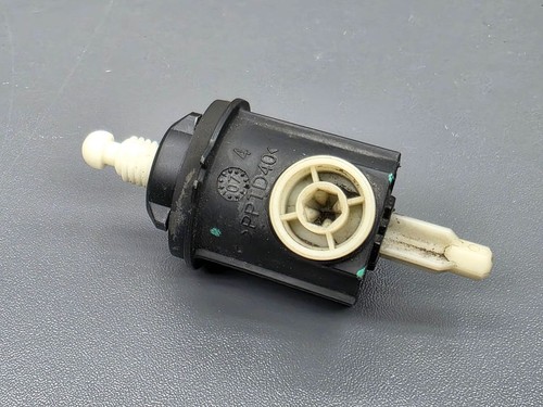 Toyota Auris 150 2009 Vorne rechts Scheinwerferstellmotor 8111002470 LUU9348