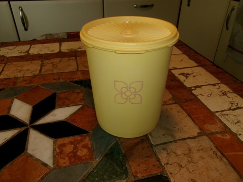 Boîte Tupperware Soleil Vintage - Jaune - Hauteur 17,5 Cm - Années 70/80