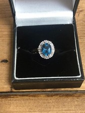 STUNNING 9CT GOLD AQUAMARINE AND DIAMOND CLUSTER RING 3.3G
