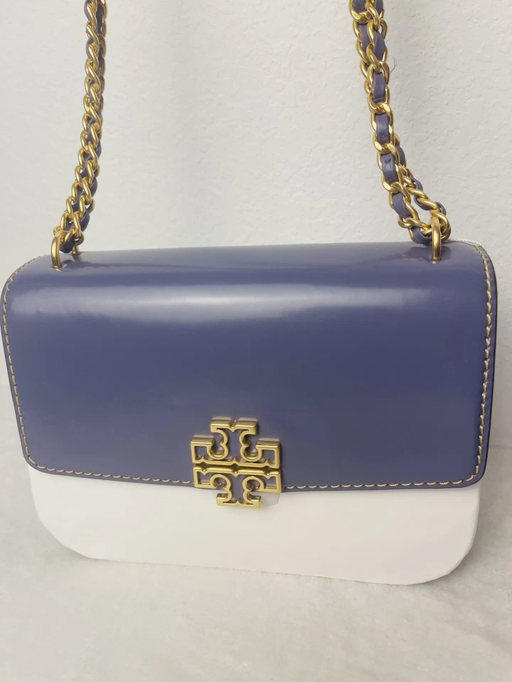 Cartera de mujer Tory Burch Britten con cadena de charol con muñeca (loto oscuro) Foto 3 de 4