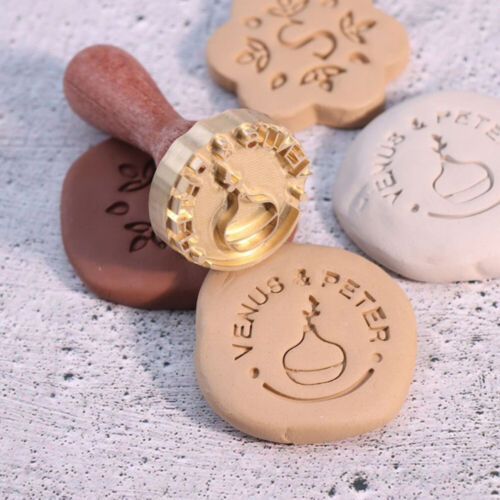 Timbre personnalisé Signature pour poterie, argile, chocolat, biscuits, savon, glaçons, etc. - Photo 1/15