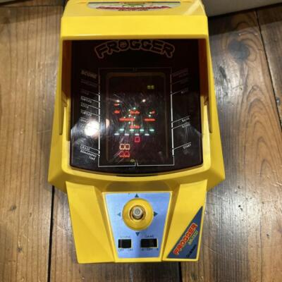 Gakken Konami FL LSI Tabletop Game Frogger Made in Japan 1982
