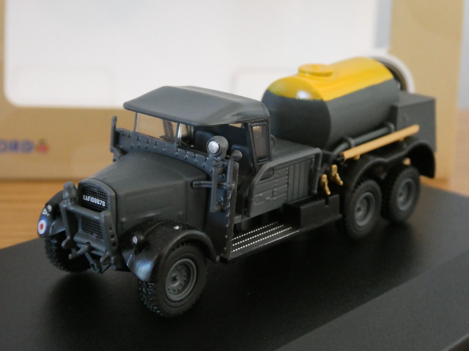 OXFORD MILITARY RAF FORD WOT 1 CRASH TENDER TRUCK MODEL 76WOT003 1:76
