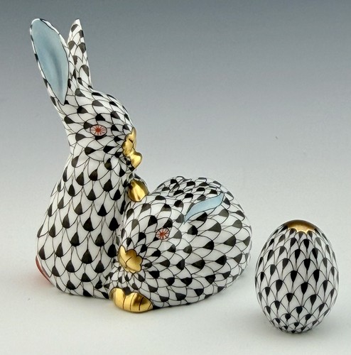 🦋 MINT HEREND Bunny Rabbit Pair & Egg Black Fishnet Figurines