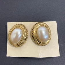 Estate Find Earrings Large Pearl With Gold Tone Trim