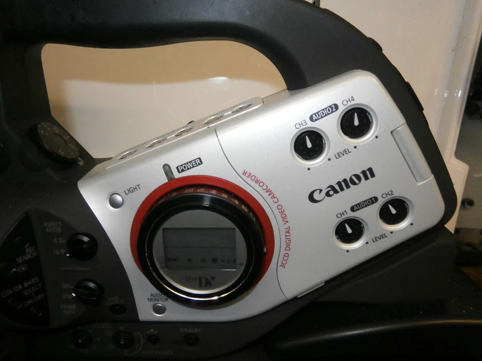 Canon XL2 Mini DV Camcorder PAL format. 3 CCD with 20 X optical zoom lens. A1. - Image 3 of 4