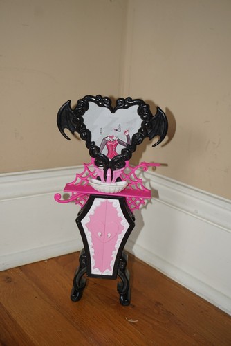 Monster HIgh Draculaura Powder Room Playset - Picture 9 of 13
