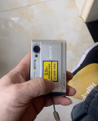 Sony Cyber   Shot DSC-T70 Digitalkamera mit 8.1MP 3x Zoom CCD Sensor -Silber