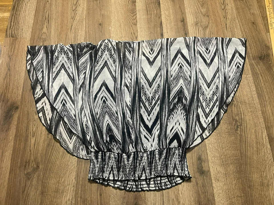 Blusa IZ Byer, para mujer talla pequeña, negra blanca, estampado integral, dobladillo ajustado Foto 2 de 4