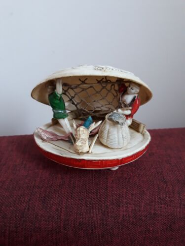 Vintage Celluloid Clam Shell Chinese/Japanese Fishing Scene-Dragon-Net-Fish - Afbeelding 1 van 22