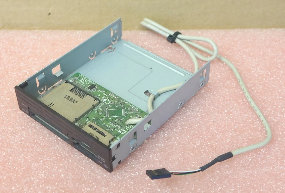 Sony MRW620 17-in-1 Internal Memory Card Reader/Writer 3.5" Form Factor Black - Image 3 of 4