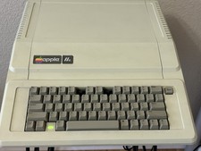 Vintage 1984 APPLE IIe A2S2064 COMPUTER  Powers On  Working  Missing Keys