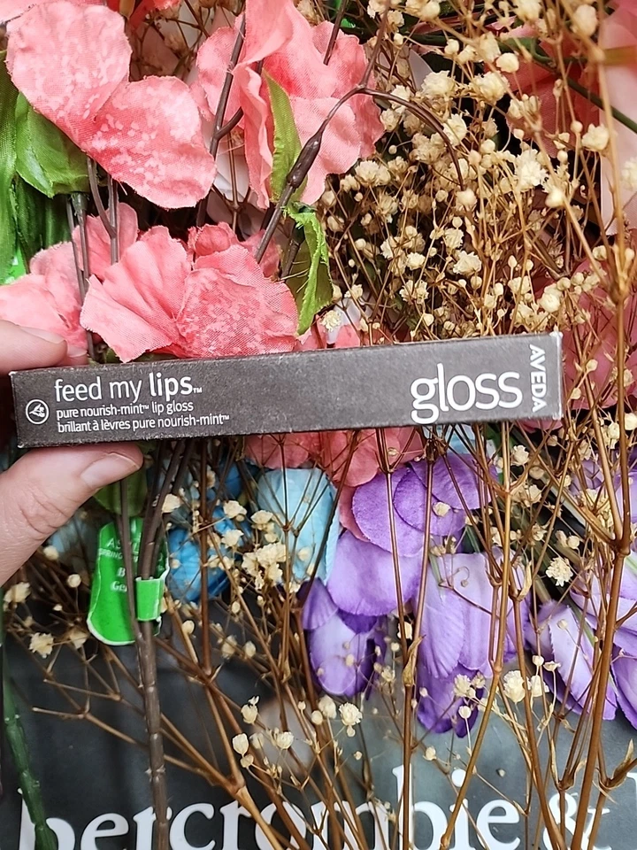 Aveda Feed My Lips Bálsamo o Brillo Nuevo en Caja Selecciona tu Tono Foto 2 de 3