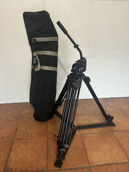 tripode profesional para camara de video o fotografía, modelo  501, con ruedas