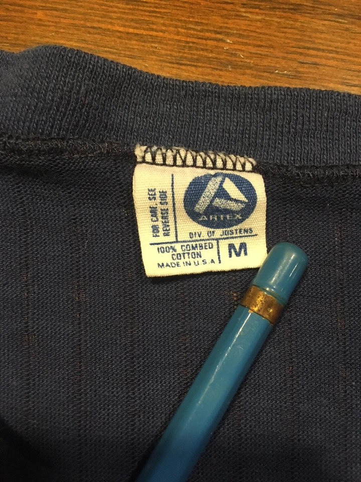 Camiseta anos 80 vintage USNA Artex gola V com nervuras rasgada fina macia pequena/média azul marinho - Imagem 3 de 4