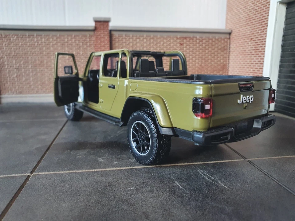 Jeep Gladiator Overland 2021 Green Diecast Model Car 1:24 1:27 Scale - Image 2 of 4