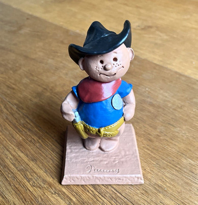 Selten: Goebel Figur Jimmy Cowboy mit schwarzem Hut auf Sockel, mehrfarbig