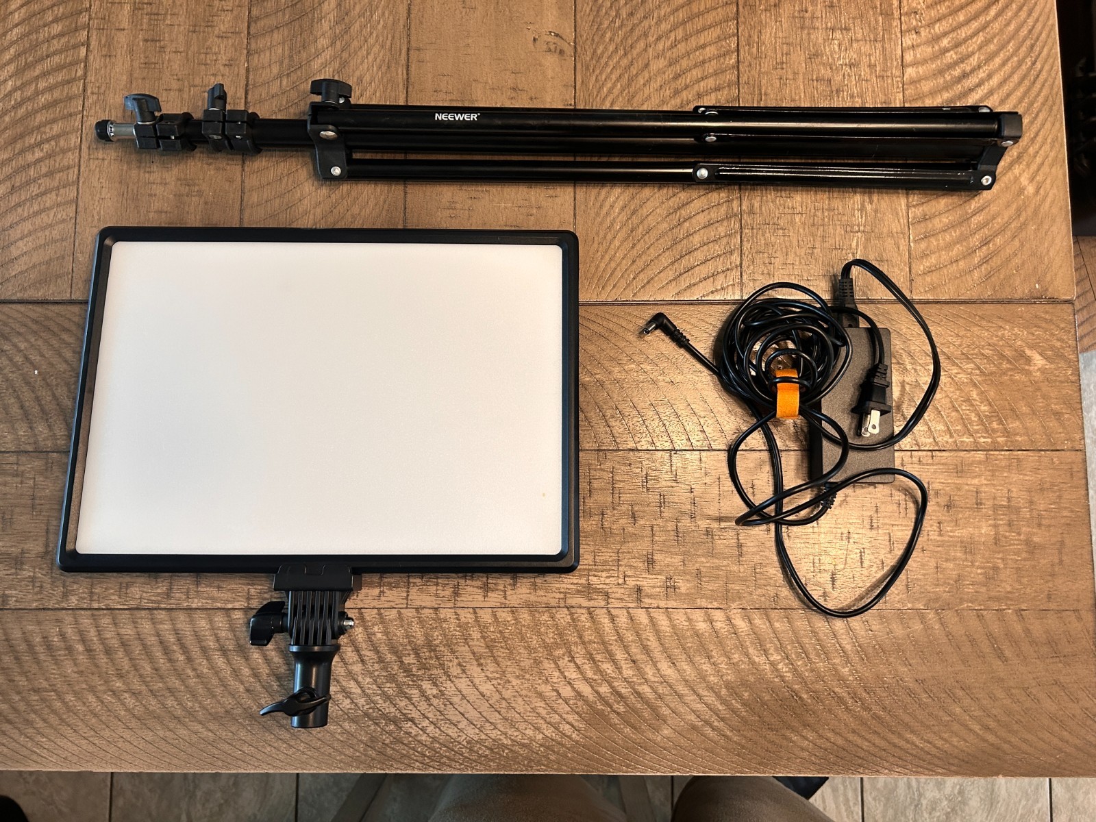 LED Video Light Panel w/Tripod Neewer NL- 288ARC  Dimmable Large