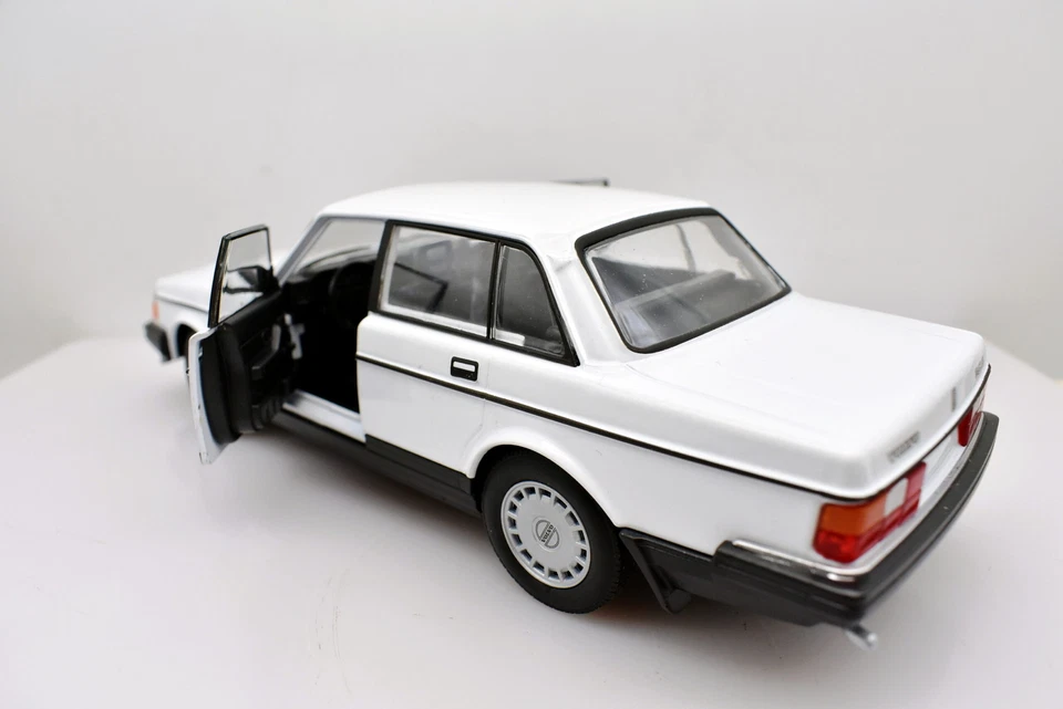 Modellino auto scala 1:24 Volvo 240 GL diecast modellismo statico collezione - Immagine 3 di 4