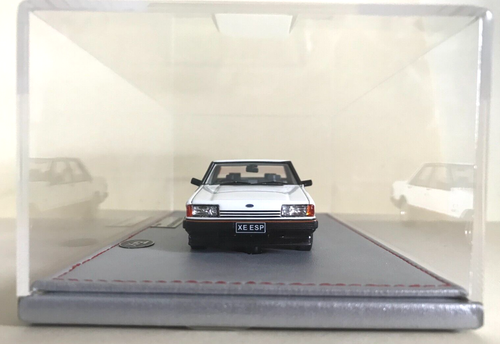 1/43 TRAX TRLE2D 1982 Ford Falcon XE ESP - White over Charcoal - Picture 5 of 7