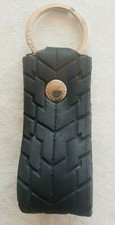 Porte clé noir en pneu recyclé neuf marque Cingomma (mp)