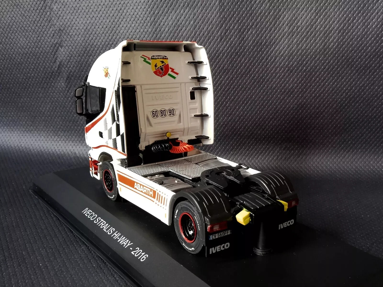 Modello statico camion Iveco Stralis Hi-Way 1:43 foto 3