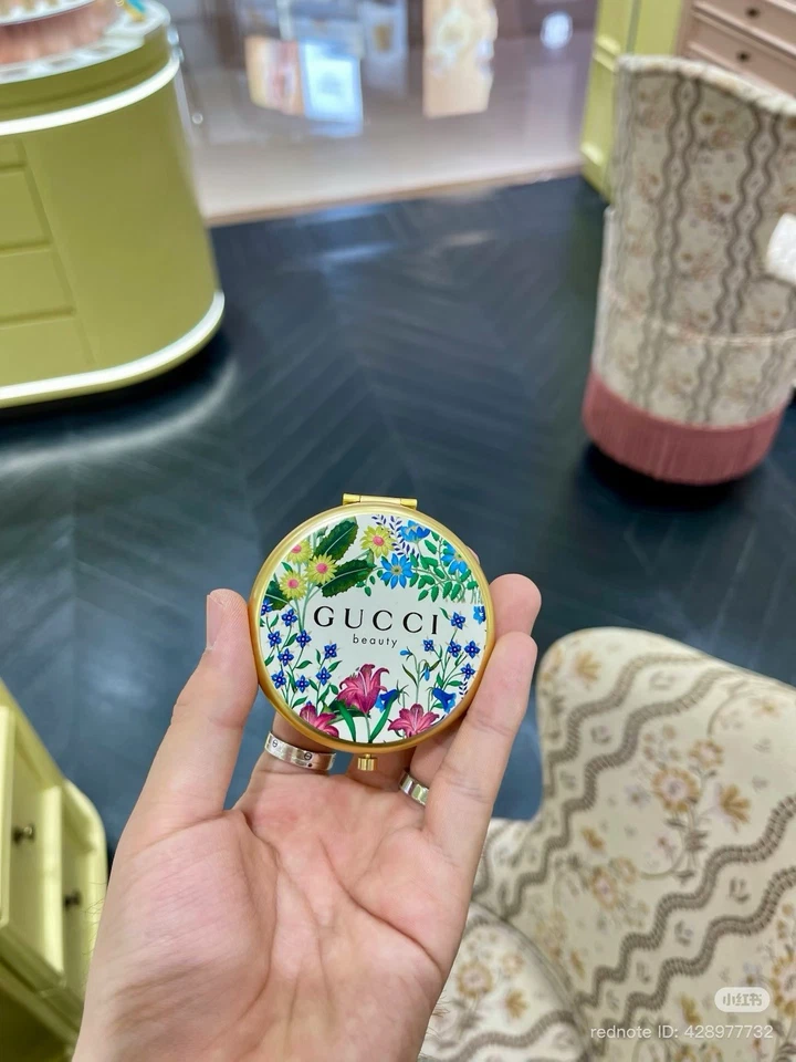 [PREVENTA] GUCCIBeauty Regalo Floral Compacto Espejo Dorado con Bolsa de Maquillaje GWP Foto 2 de 4