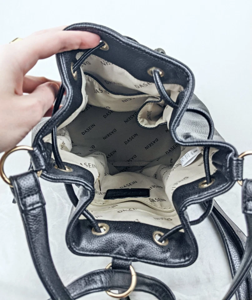 Dasein 黑色人造皮革抽绳背包钱包带金色五金件 — 第 4/4 张图片