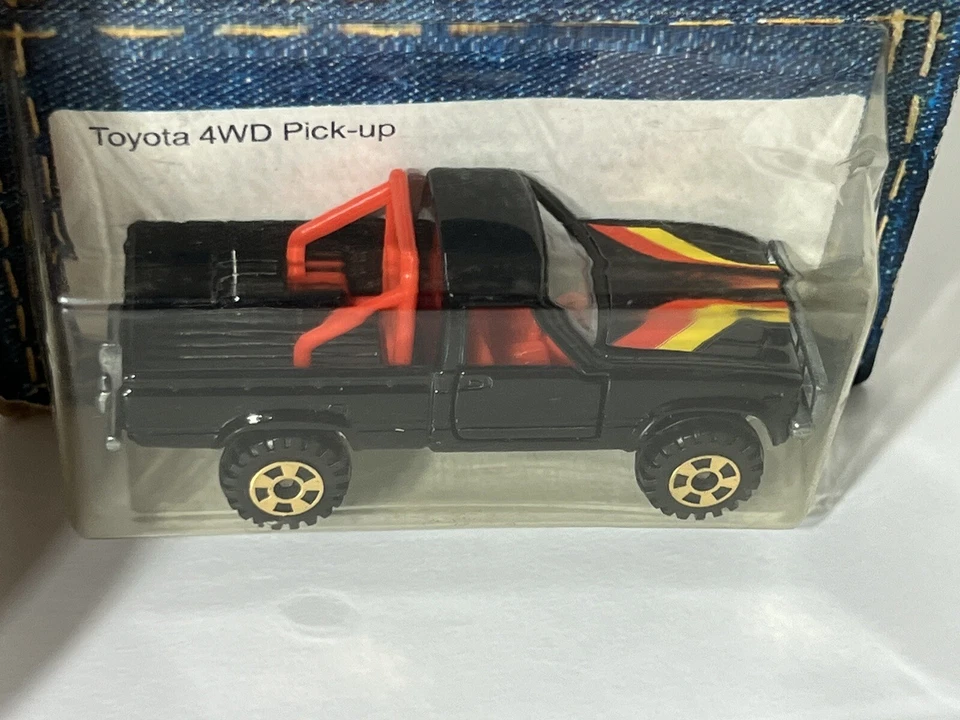 Coches de bolsillo Tomica Tomy No. nuevos en paquete Coche diecast camioneta Toyota Hilux 61 4x4 Foto 3 de 4