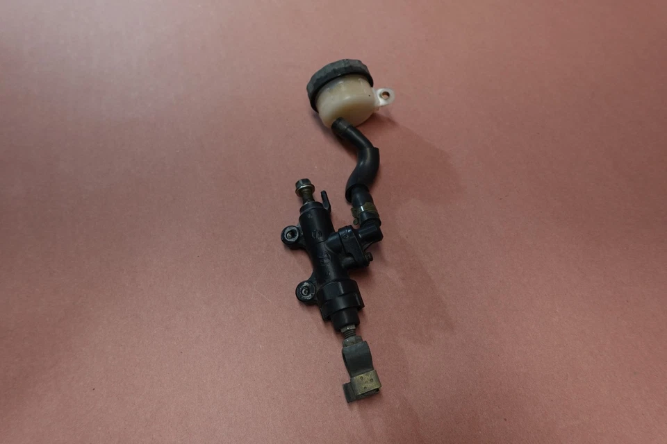 Cilindro maestro de freno trasero Honda CB900 CB 900 2002-2007 Foto 2 de 4