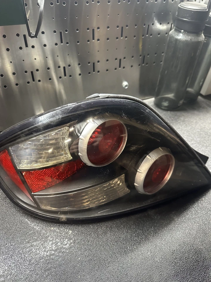 Задний фонарь со стороны водителя 2007-2008 Hyundai Tiburon левая четверть панели смонтирован б/у - Изображение 3 из 4