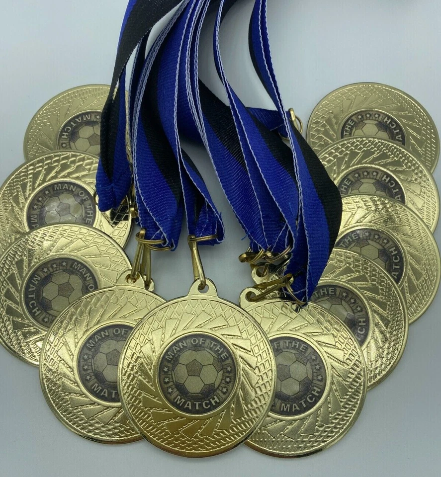 SPA TROPHIES 10 x Man of the Match Medaillen mit blauen & schwarzen Bändern, goldene Fußballmedaille