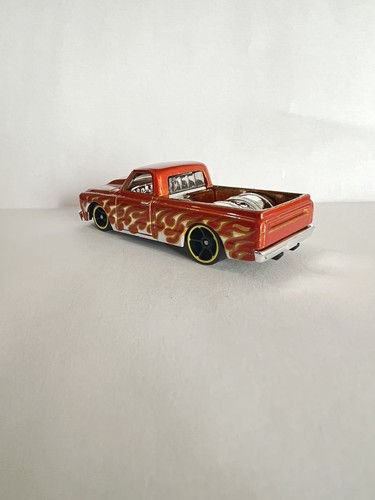 CHEVY C10 Hot Wheels 2013 '67, llamas naranja metálico (722) - Imagen 8 de 10