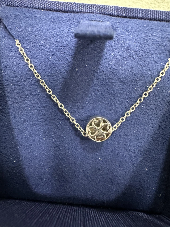 Collar colgante con halo de diamantes Hearts On Fire oro blanco de 18 k 16" 18" Foto 3 de 4