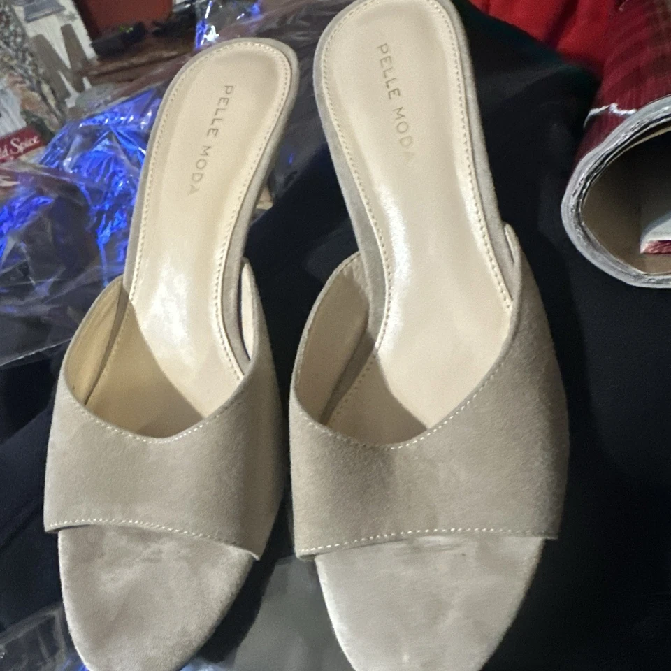 Sandália Pelle Moda bege camurça couro 2” salto bomba 7M - Imagem 2 de 4