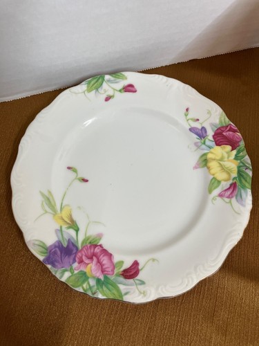 "CHERRY CHINA" BRAND 4 Pc Luncheon Plate FLORAL DESIGN With GOLD TRIM BEAUTIFUL - Picture 5 of 14
