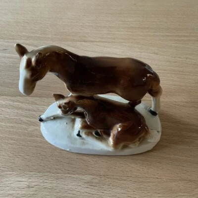 Porzellan Figur Stute mit Fohlen liegend - Bild 1 von 4