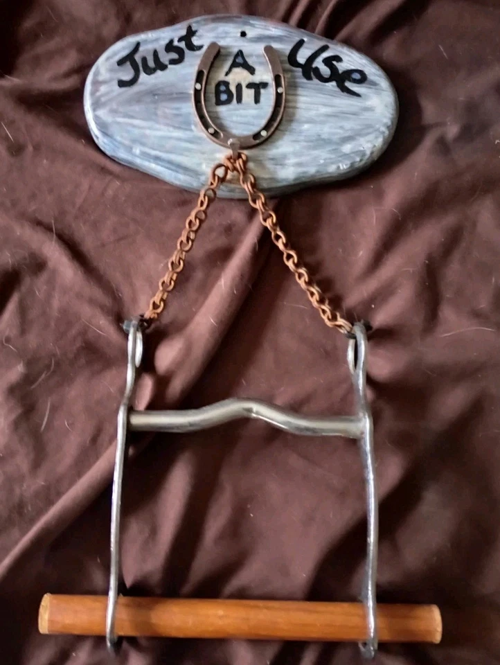 Soporte de papel higiénico hecho a mano personalizado único en su clase - Hecho con una broca de caballo occidental real Foto 3 de 4