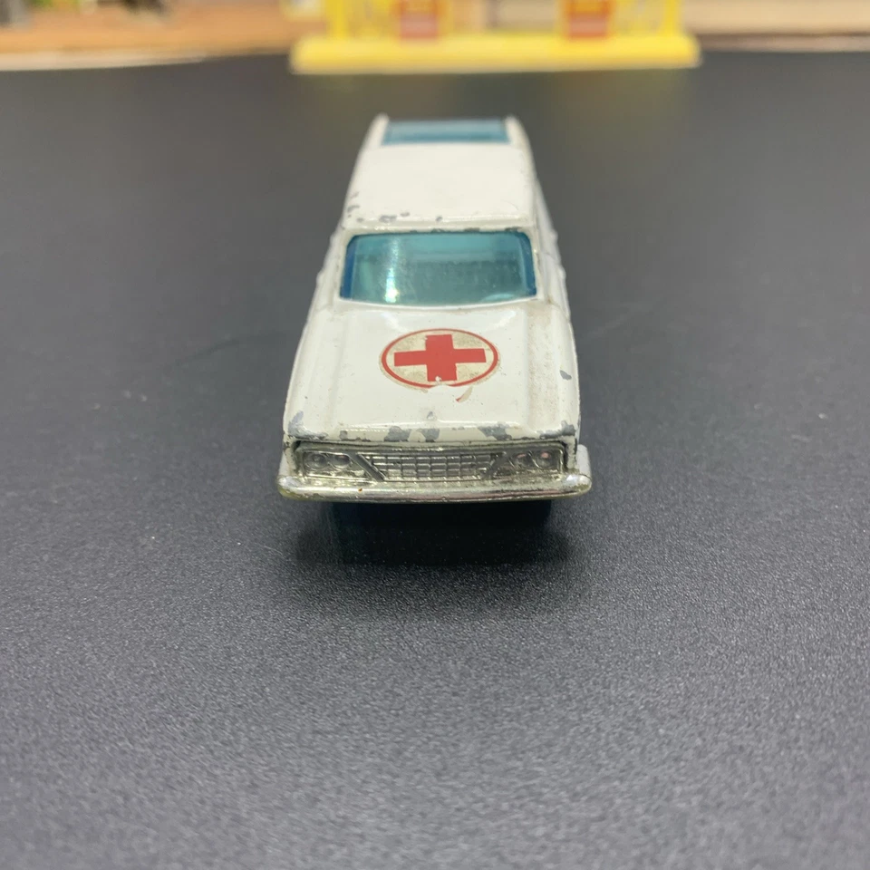 Ambulancia de colección Husky Corgi No30 Studebaker Wagonaire coleccionable rara Foto 3 de 4