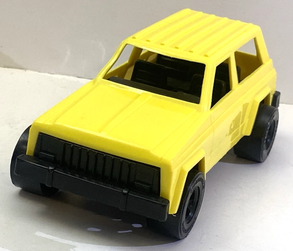 VTG Tootsie Toy 4x4 Jeep Cherokee Toy Yellow Made In USA - Image 2 of 4