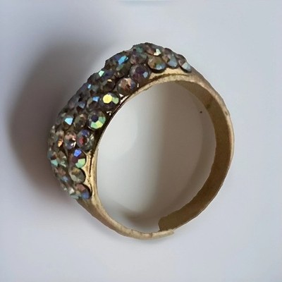 WUNDERSCHÖNER MODISCHER STATEMENT RING IRISIERENDER STRASS GOLDFARBEN GROß