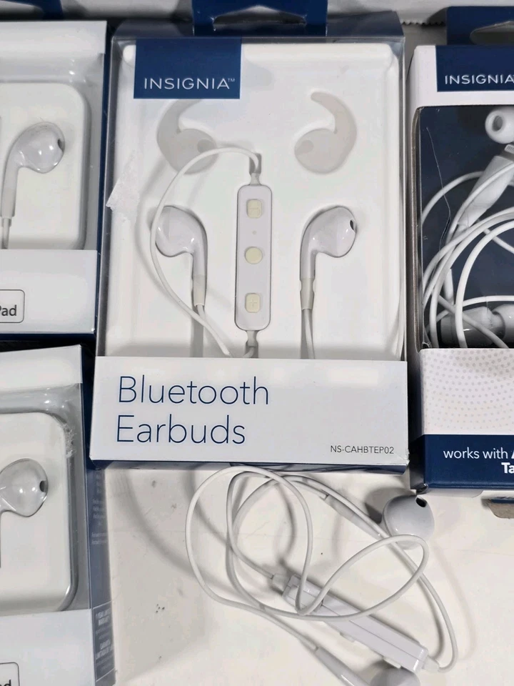 Lote Auriculares Insignia Jack 3.5mm Cableado, Bluetooth y Conector - Blanco Foto 4 de 4